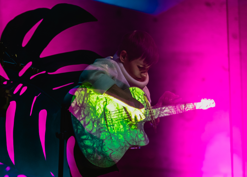 Fotografija 1 - Spektakularne slike na pozornici Arsena: 'Boginja gitare' Kaki King u Šibeniku doslovno obojala zvuk!