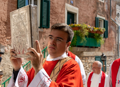 Fotografija 2 - Procesijom kroz mjesto Vodičani obilježili Dan grada i blagdan Našašća sv. Križa