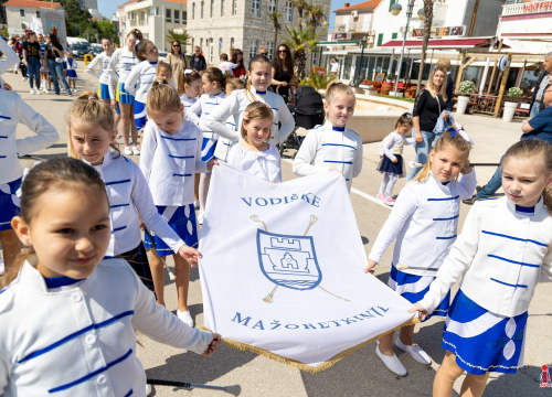Fotografija 7 - Procesijom kroz mjesto Vodičani obilježili Dan grada i blagdan Našašća sv. Križa