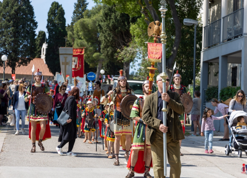 Fotografija 8 - Procesijom kroz mjesto Vodičani obilježili Dan grada i blagdan Našašća sv. Križa