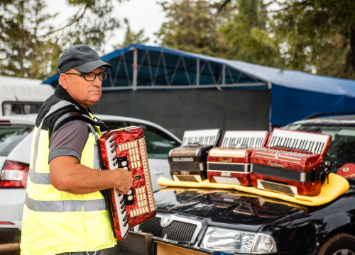 Bili smo na Benkovačkom sajmu: Najtraženija 'roba' su CD-evi Thompsona i Bulića, a za prasetinu se čeka red