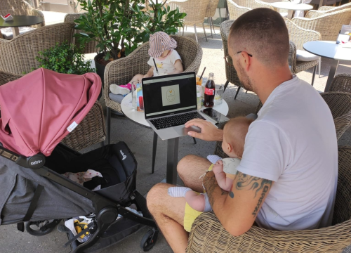 Fotografija 4 - Petar je uzeo ženino prezime, bio na porodu i ne vidi čemu hvaliti očeve koji mijenjaju pelene: 'Dijete smo zajedno napravili'