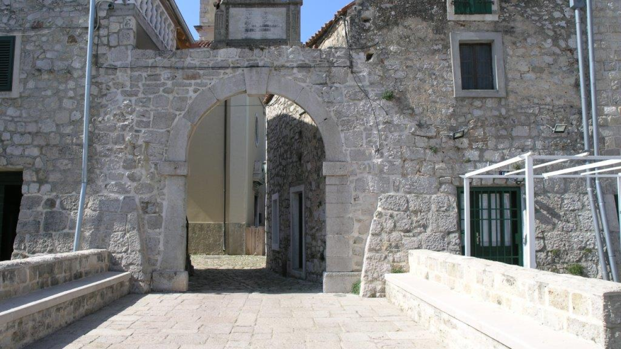 Iz čistog neznanja, Zlosela su 1930. godine promijenila ime u Pirovac