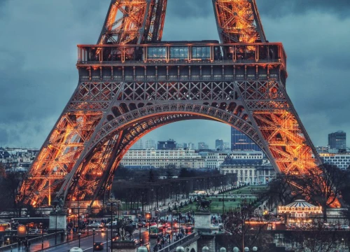 Pariz kreće sa štednjom: Eiffelov toranj gasi svjetla sat vremena ranije