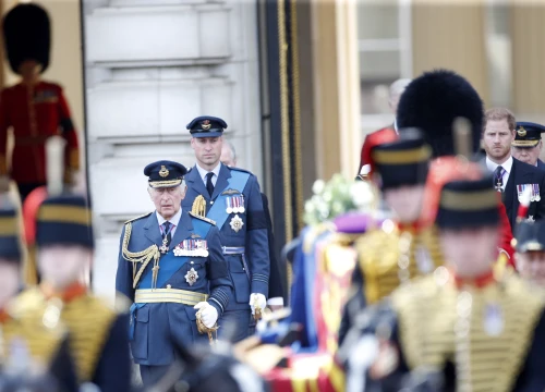 William i Harry zajedno uz lijes voljene bake, kao uz majčin prije 25 godina