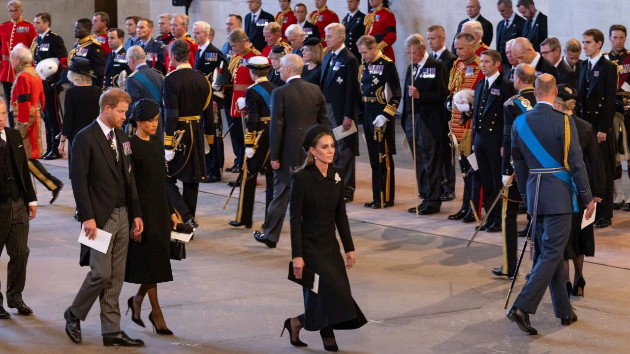 Unuci kraljice Elizabete bdjet će uz njezin lijes