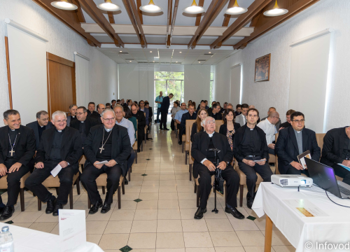 U Vodicama započeo međunarodni znanstveni simpozij crkvenih pravnika