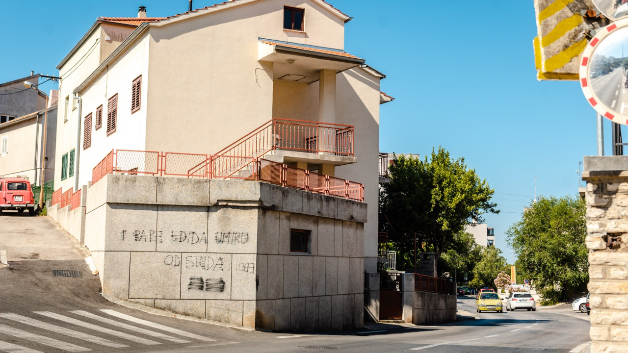 Vozačica (26) zaradila kaznenu prijavu: U Rokićima retrovizorom pogodila pješakinju, teže je ozlijedila