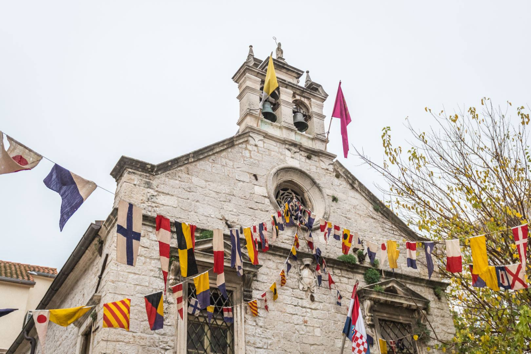 Arhitekti protiv uspomene na izvorni Šibenik, ili priča o crkvi sv. Nikole i bombama na Svetu Lucu