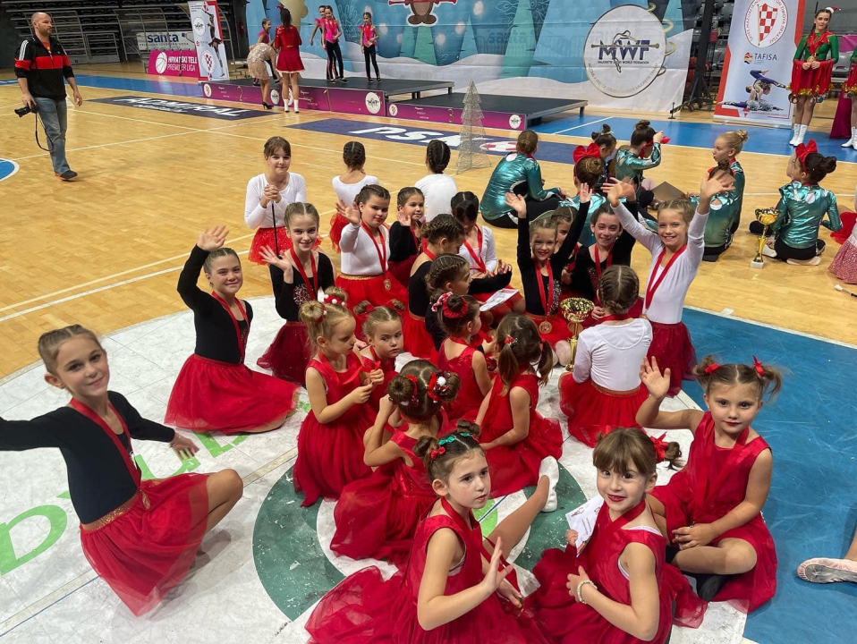 Sjajan debitantski nastup za mažoretkinje Grada Šibenika: Kući se vratile s dva prva i jednim drugim mjestom