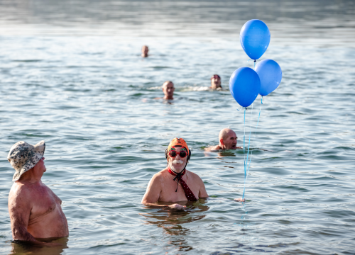 Fotografija 5 - Nekoliko odvažnih okupalo se na Banju u podne na samu Novu godinu: 'U-vodi-mo euro'