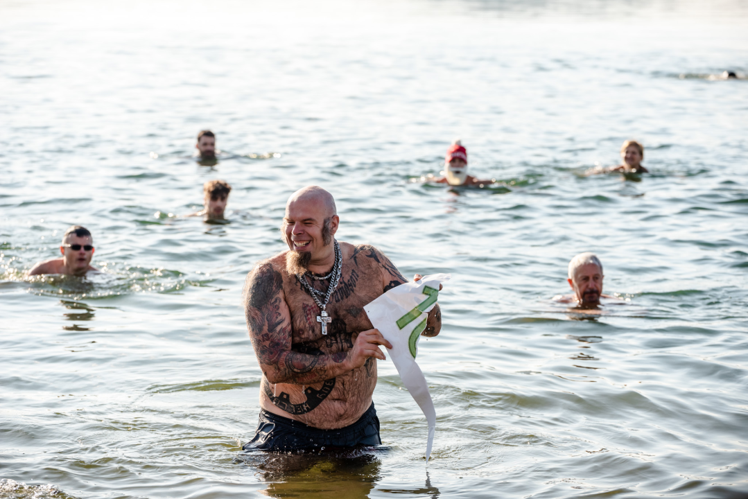 Nekoliko odvažnih okupalo se na Banju u podne na samu Novu godinu: 'U-vodi-mo euro'