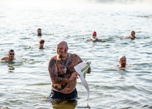 Fotografija 6 - Nekoliko odvažnih okupalo se na Banju u podne na samu Novu godinu: 'U-vodi-mo euro'