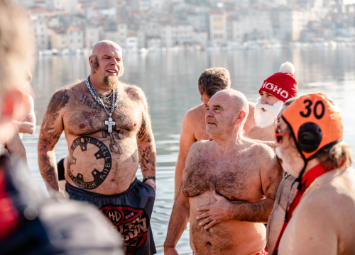 Fotografija 9 - Nekoliko odvažnih okupalo se na Banju u podne na samu Novu godinu: 'U-vodi-mo euro'