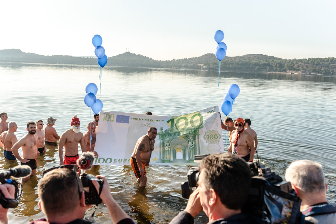 Nekoliko odvažnih okupalo se na Banju u podne na samu Novu godinu: 'U-vodi-mo euro'