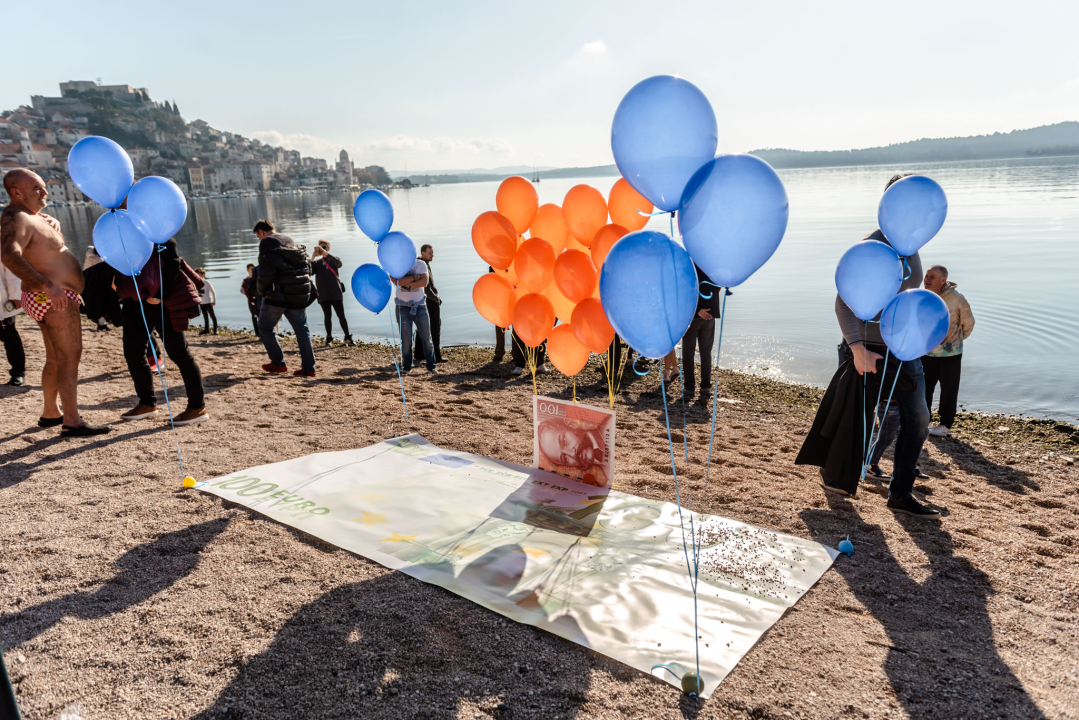 Nekoliko odvažnih okupalo se na Banju u podne na samu Novu godinu: 'U-vodi-mo euro'