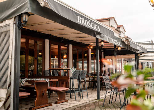 Posjetite konobu Brošćica u Tisnom i uživajte u njihovim ukusnim specijalitetima!