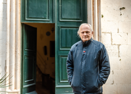 Don Spomenko već 36 godina župnik je na Zlarinu: 'Ja sam vam kao sv. Petar s ključevima, otvaram i crkvu i kafić'