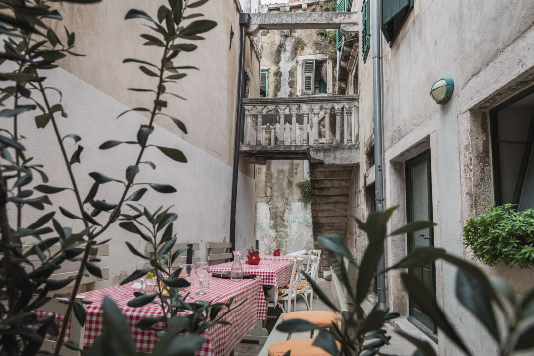 Kultna Marenda ima novog vlasnika, ali ostaje duh starog Šibenika i miris težačkih jela!