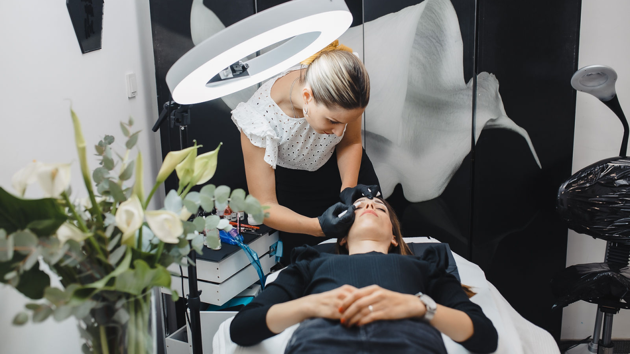 Jelena Radak časti klijentice odličnim popustima na trajnu šminku!