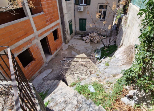 Fotografija 8 - Prodaje se prostrani stan na jedinstvenoj lokaciji u centru Šibenika!