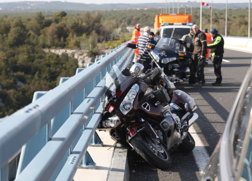Fotografija 1 - Teže ozlijeđen motociklist, suvozačica se bori za život: Od siline udara preletjeli na suprotnu traku autoceste