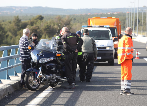 Fotografija 2 - Teže ozlijeđen motociklist, suvozačica se bori za život: Od siline udara preletjeli na suprotnu traku autoceste