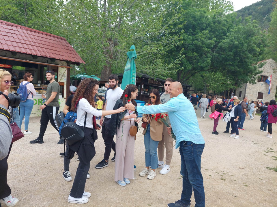 SDP-ovci na Praznik rada dijelili karanfile posjetiteljima na Skradinskom buku: 'Radnička prava ujedno su i ljudska prava'