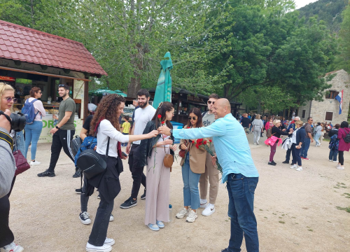 Fotografija 3 - SDP-ovci na Praznik rada dijelili karanfile posjetiteljima na Skradinskom buku: 'Radnička prava ujedno su i ljudska prava'