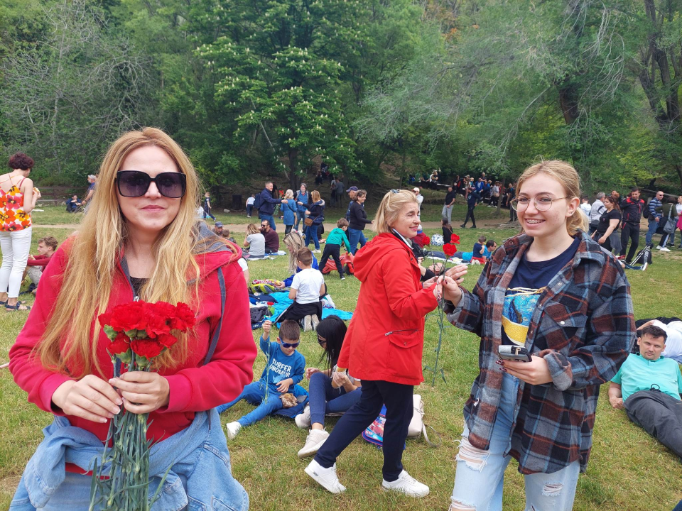 SDP-ovci na Praznik rada dijelili karanfile posjetiteljima na Skradinskom buku: 'Radnička prava ujedno su i ljudska prava'