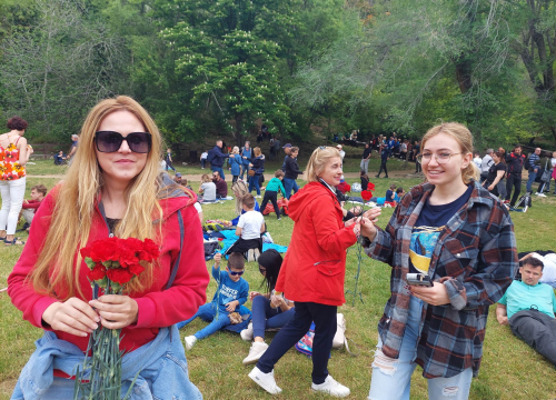 Fotografija 5 - SDP-ovci na Praznik rada dijelili karanfile posjetiteljima na Skradinskom buku: 'Radnička prava ujedno su i ljudska prava'