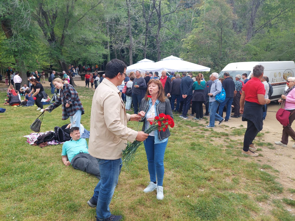 SDP-ovci na Praznik rada dijelili karanfile posjetiteljima na Skradinskom buku: 'Radnička prava ujedno su i ljudska prava'