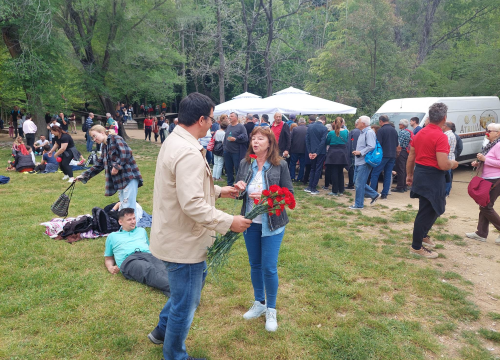 Fotografija 6 - SDP-ovci na Praznik rada dijelili karanfile posjetiteljima na Skradinskom buku: 'Radnička prava ujedno su i ljudska prava'