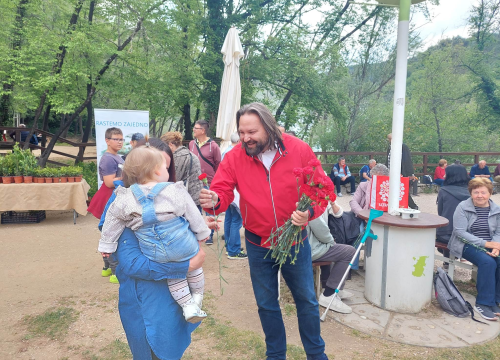 Fotografija 2 - SDP-ovci na Praznik rada dijelili karanfile posjetiteljima na Skradinskom buku: 'Radnička prava ujedno su i ljudska prava'