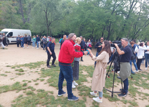 Fotografija 8 - SDP-ovci na Praznik rada dijelili karanfile posjetiteljima na Skradinskom buku: 'Radnička prava ujedno su i ljudska prava'