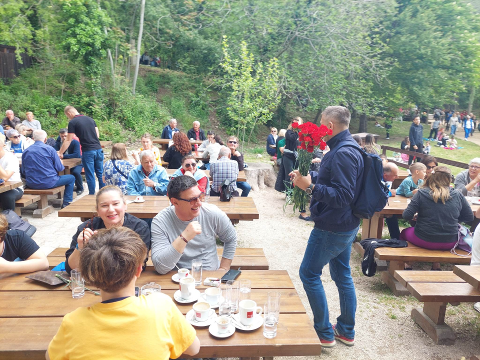 SDP-ovci na Praznik rada dijelili karanfile posjetiteljima na Skradinskom buku: 'Radnička prava ujedno su i ljudska prava'