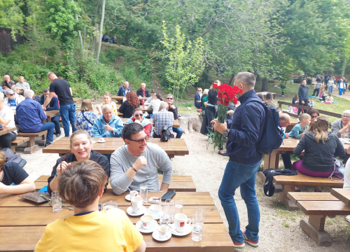 Fotografija 9 - SDP-ovci na Praznik rada dijelili karanfile posjetiteljima na Skradinskom buku: 'Radnička prava ujedno su i ljudska prava'