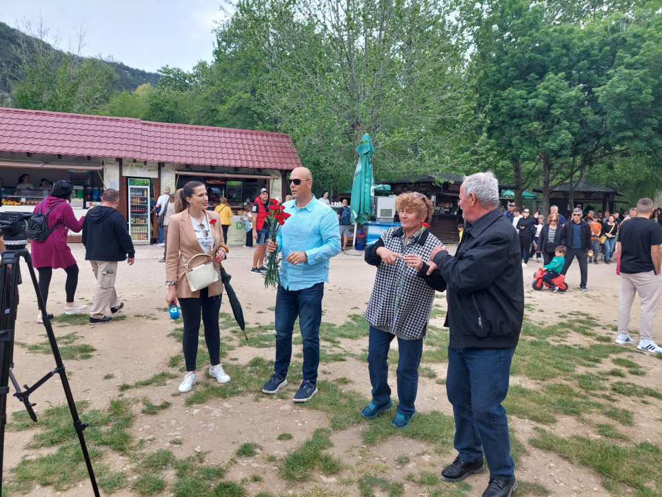 SDP-ovci na Praznik rada dijelili karanfile posjetiteljima na Skradinskom buku: 'Radnička prava ujedno su i ljudska prava'