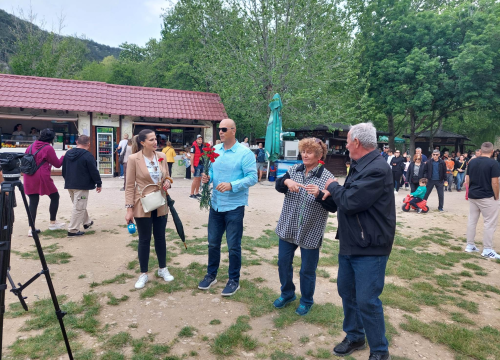Fotografija 4 - SDP-ovci na Praznik rada dijelili karanfile posjetiteljima na Skradinskom buku: 'Radnička prava ujedno su i ljudska prava'