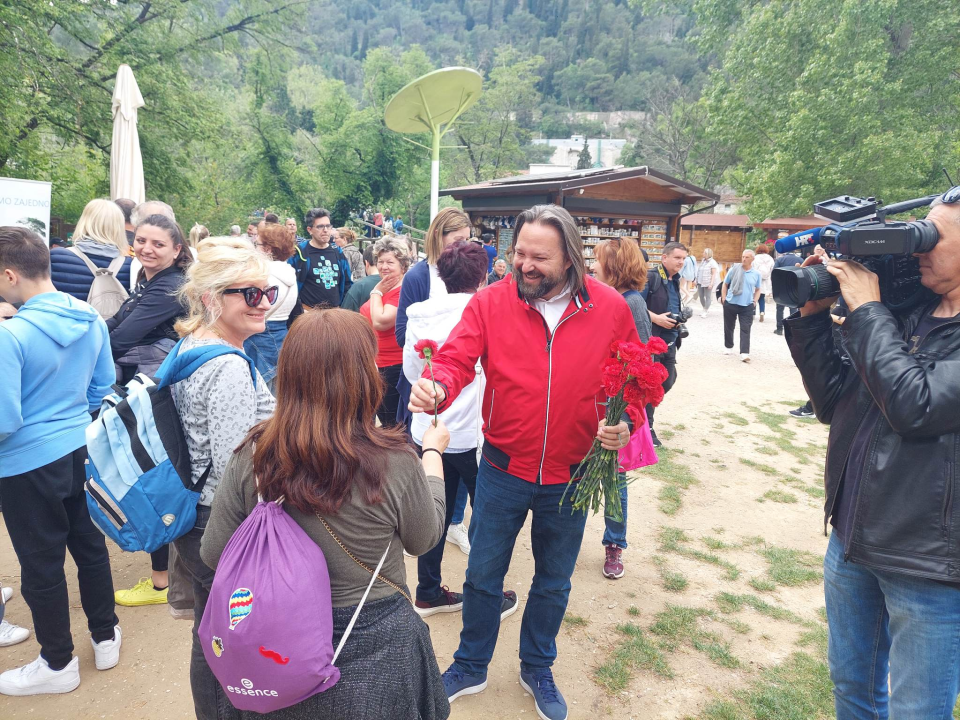 SDP-ovci na Praznik rada dijelili karanfile posjetiteljima na Skradinskom buku: 'Radnička prava ujedno su i ljudska prava'