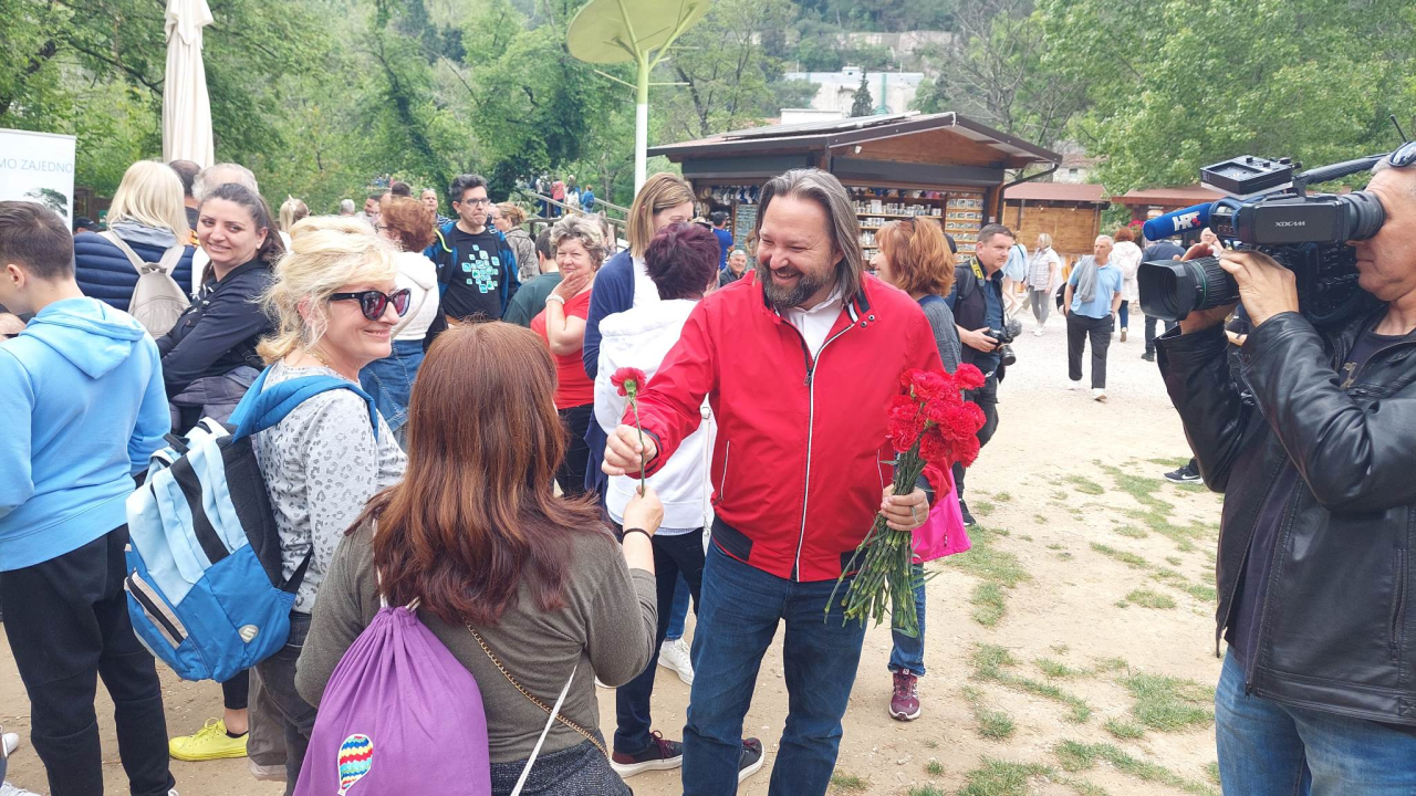 SDP-ovci na Praznik rada dijelili karanfile posjetiteljima na Skradinskom buku: 'Radnička prava ujedno su i ljudska prava'