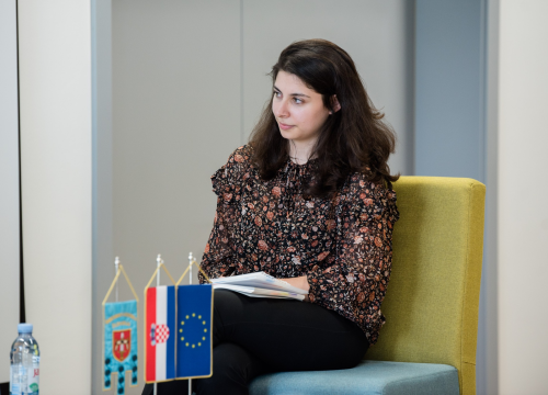 Fotografija 2 - Dubravka Šuica u Šibeniku: 'Želimo širokopojasnim internetom i 5G mrežom pokriti svako selo u EU'