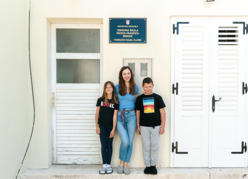 Fotografija 2 - Nina Vukorepa učiteljica je na Zlarinu: 'U razredu je dvoje učenika, a zbog lošeg vremena znala sam i zapeti na otoku'