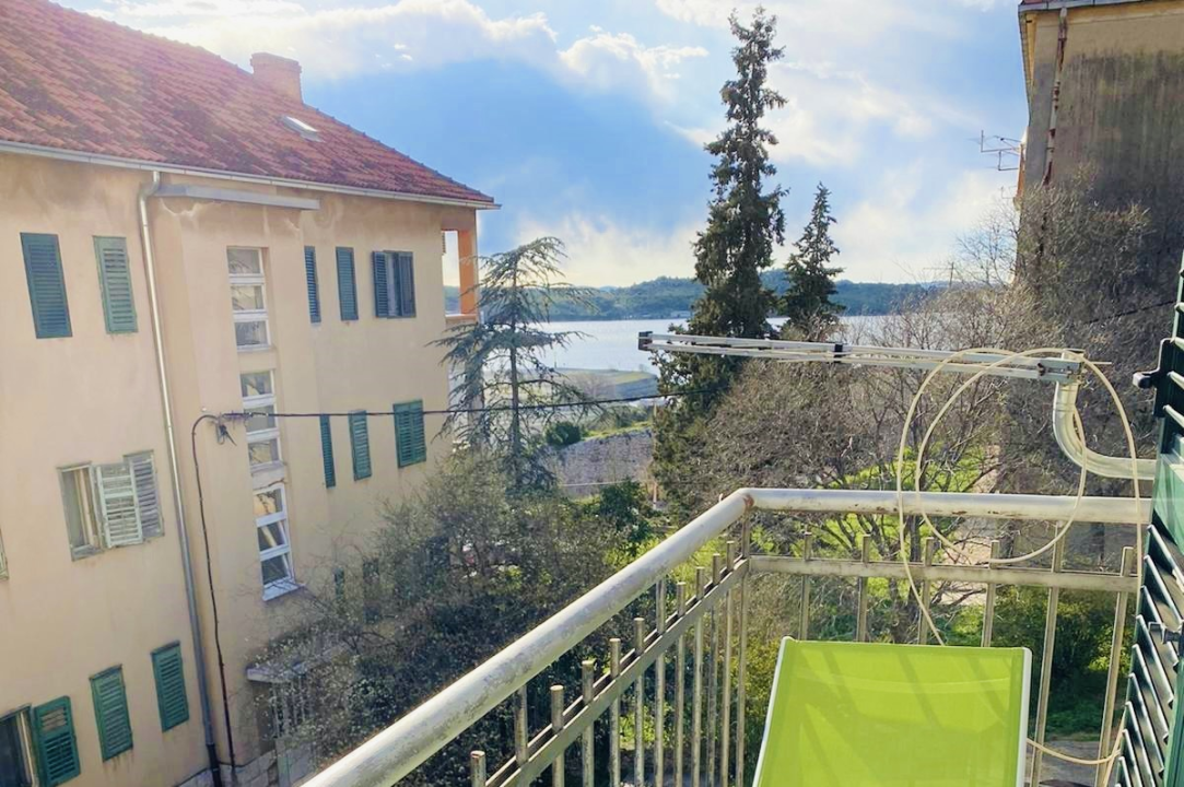 Prodaje se prekrasan kompletno renoviran stan na odličnoj lokaciji s pogledom na more!