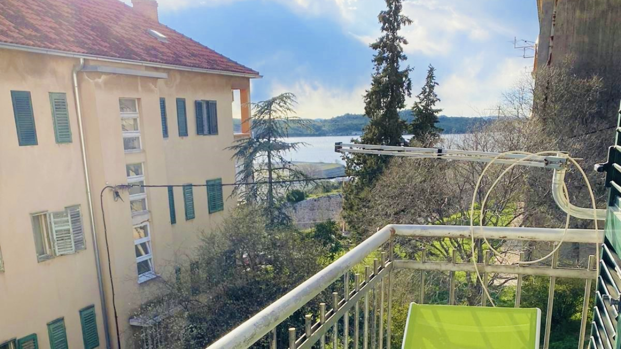 Prodaje se prekrasan kompletno renoviran stan na odličnoj lokaciji s pogledom na more!