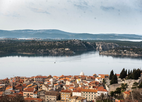 Sad bi svi u Šibeniku, i Dominisi i Galbijani, bili iz srednjeg vijeka. Prava istina je potpuno drugačija