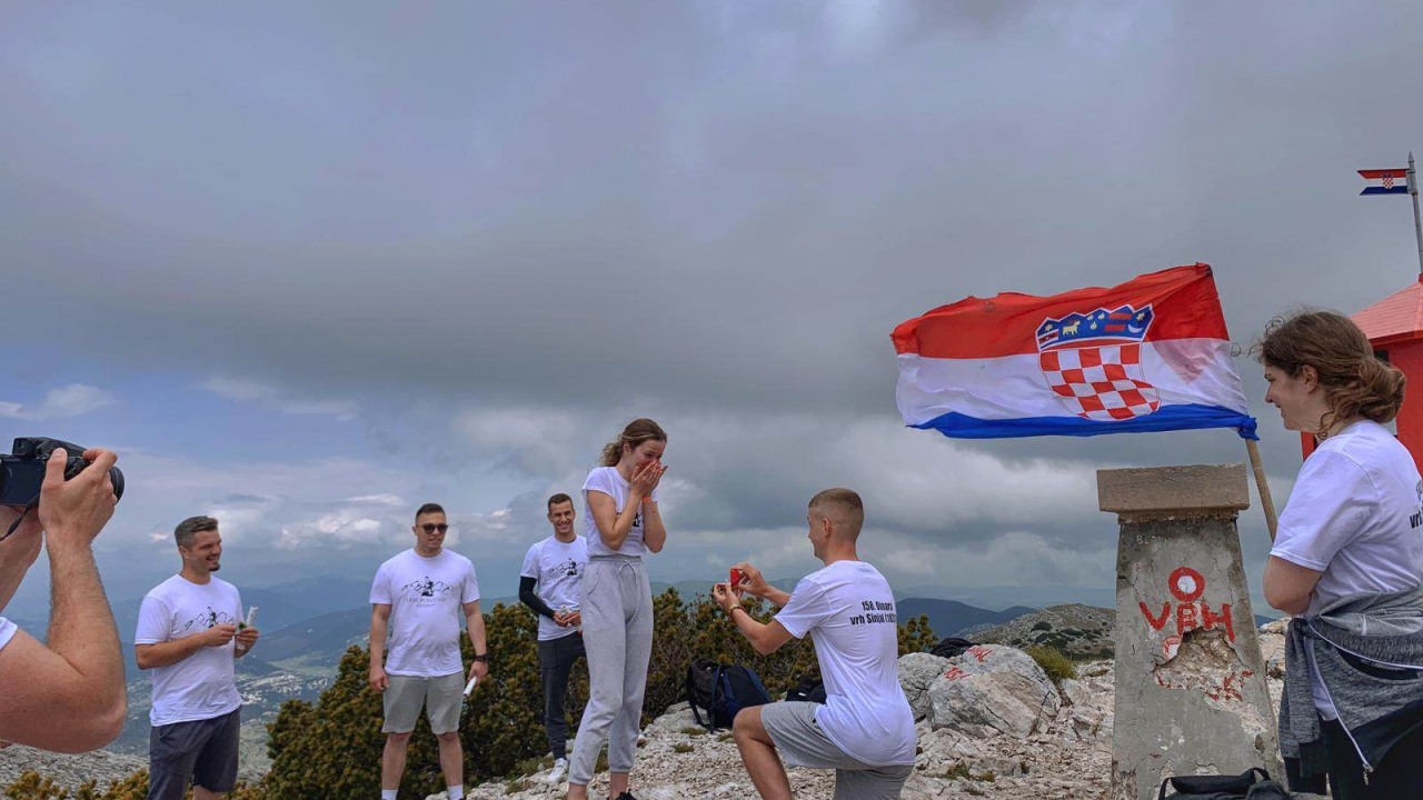 Kninjanin Ivan Džepina obišao 158 hrvatskih vrhova, a na posljednjem je zaprosio djevojku