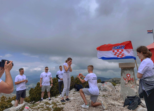 Kninjanin Ivan Džepina obišao 158 hrvatskih vrhova, a na posljednjem je zaprosio djevojku