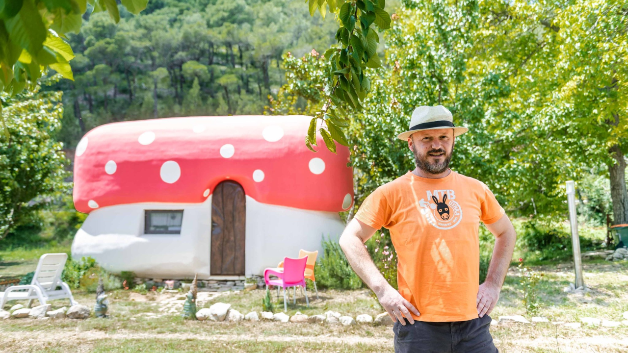 U Rupama postoji bajkovito selo u kojem možete spavati u gljivi ili bundevi