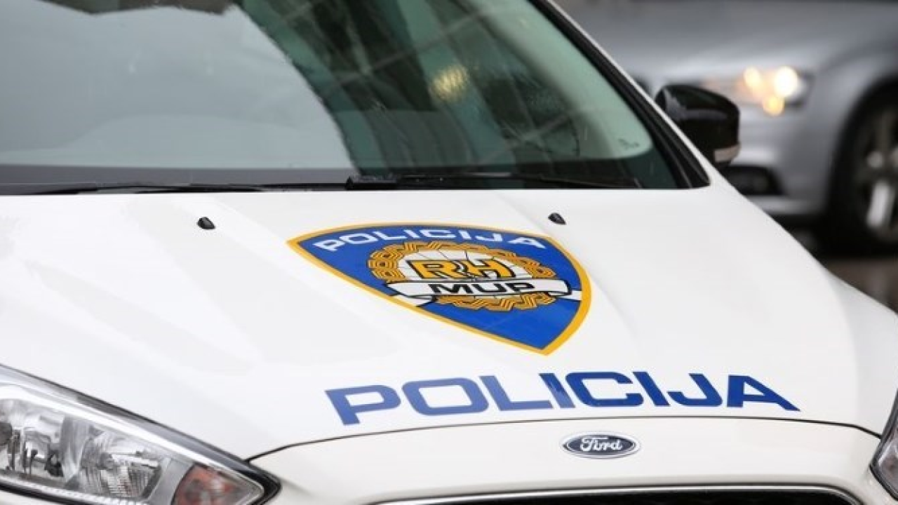 Tragedija kod Dubrovnika: Odlomila se stijena na magistrali i pala na kombi, jedna osoba poginula